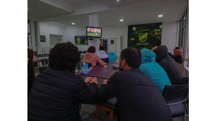Alaniz alentó a la Argentina junto a los jugadores del Defensa y Justicia 